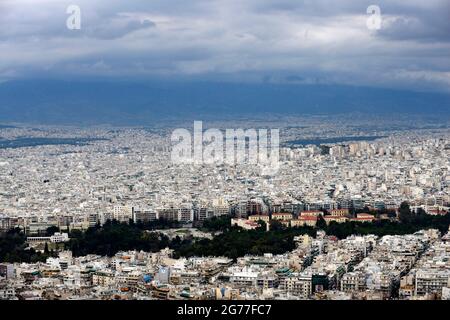 Vue sur la ville d'Athènes depuis le sommet de la colline du Lycabette. Banque D'Images