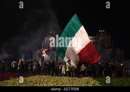 Rome, Italie. 12 juillet 2021. Les fans de l'Italie fêtent après que l'Italie ait remporté le match de football final de l'UEFA EURO 2020, à Rome, en Italie, le 12 juillet 2021. Crédit: Alberto Lingria/Xinhua/Alay Live News Banque D'Images