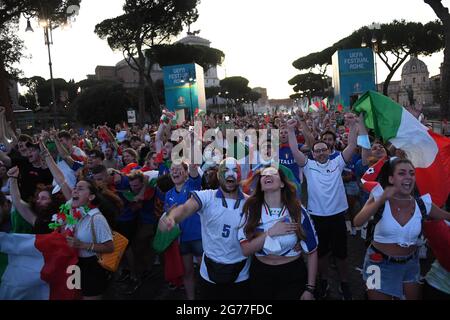 Rome, Italie. 12 juillet 2021. Les fans de l'Italie fêtent après que l'Italie ait remporté le match de football final de l'UEFA EURO 2020, à Rome, en Italie, le 12 juillet 2021. Crédit: Alberto Lingria/Xinhua/Alay Live News Banque D'Images