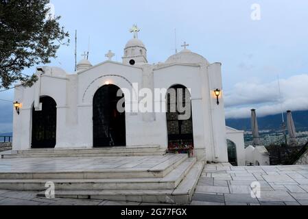 Chapelle Saint George au sommet de la colline du Lycabette à Athènes, Grèce. Banque D'Images