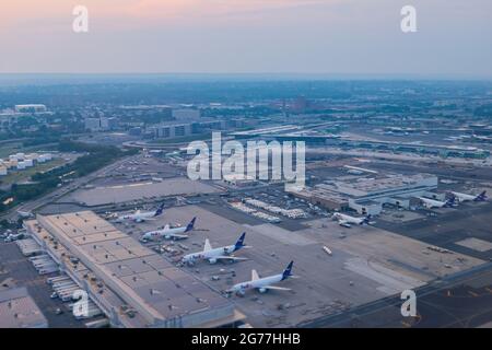 New York, JUL 7, 2021 - vue aérienne de l'aéroport international Newark Liberty avec certains avions FedEx Banque D'Images