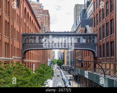 New York, JUL 4, 2021 - magnifique pont classique vu de la High Line, 15th Street Banque D'Images
