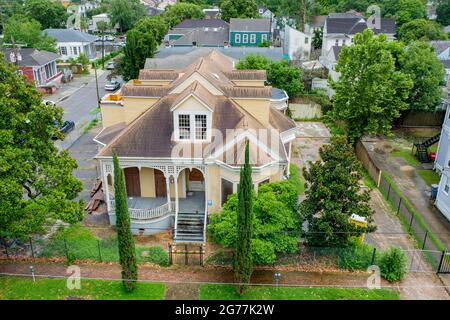 NOUVELLE-ORLÉANS, LA, États-Unis - 30 JUIN 2021 : vue aérienne de la maison victorienne abandonnée avec rues et maisons environnantes Banque D'Images