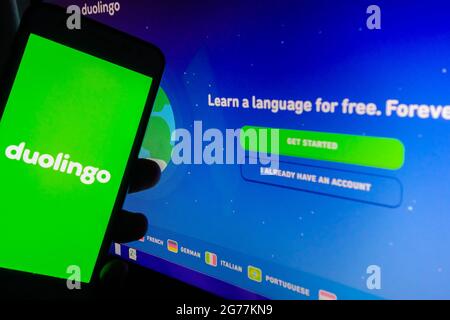 SAO PAULO, BRÉSIL - 01 juin 2021 : smartphone avec logo de l'application en langue Duolingo à l'écran. Arrière-plan flou avec le site de Duolingo Banque D'Images