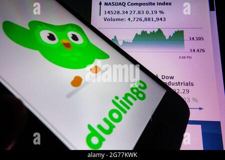 SAO PAULO, BRÉSIL - 01 juin 2021 : smartphone avec logo de l'application en langue Duolingo à l'écran et arrière-plan flou avec le site de bourse Nasdaq. Duol Banque D'Images