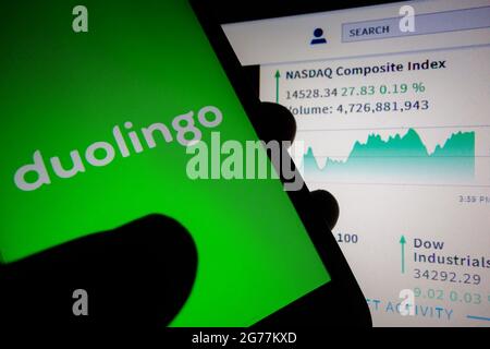 SAO PAULO, BRÉSIL - 01 juin 2021 : smartphone avec logo de l'application en langue Duolingo à l'écran et arrière-plan flou avec le site de bourse Nasdaq. Duol Banque D'Images