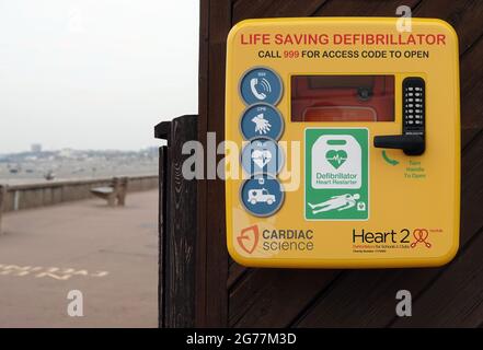 SOUTHEND-ON-SEA, ROYAUME-UNI - 29 mai 2021 : défibrillateur à usage public sur la promenade de Southend-on-Sea, Essex. Banque D'Images