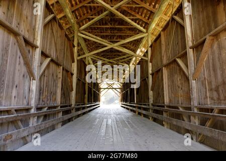 Pont couvert de Felton traversant la rivière San Lorenzo. Felton, comté de Santa Cruz, Californie. Banque D'Images