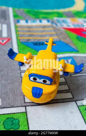 POZNAN, POLOGNE - 10 septembre 2018 : avion modèle de jouet Donnie jaune des Super Wings films Banque D'Images