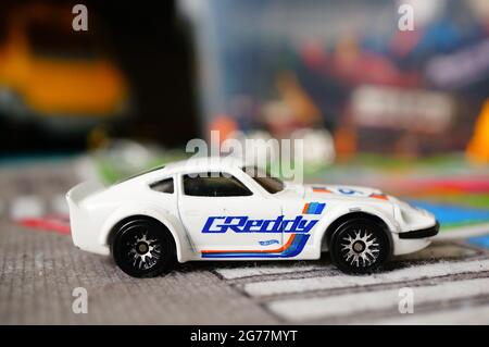 POZNAN, POLOGNE - 10 septembre 2018: Mattel Hot Wheels jouet modèle Nissan Fairlady voiture Banque D'Images