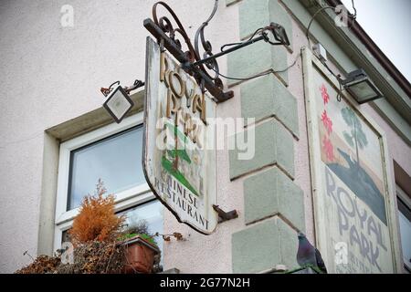 GREYSTONES, IRLANDE - 29 juin 2021 : logo du restaurant chinois Royal Park sur panneau rétro monté sur un mur dans la ville de Greystones, comté de Wicklow, IR Banque D'Images