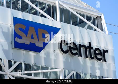 Panneau SAP Center sur la façade un aréna intérieur dans le centre-ville de la plus grande ville de la Silicon Valley. - San Jose, Californie, États-Unis - 2021 Banque D'Images
