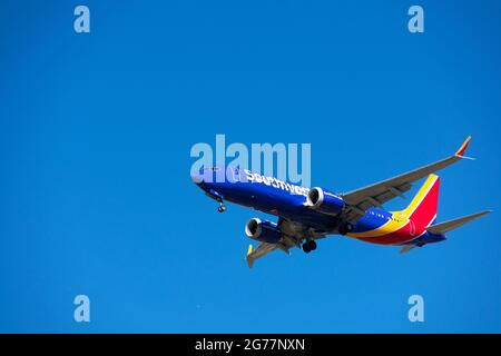 Le Boeing 737 MAX 8 exploité par Southwest Airlines se prépare à atterrir à l'aéroport avec des trains d'atterrissage déployés. Ciel bleu - San Jose, Cali Banque D'Images