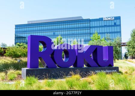 Roku signe, logo au siège social de l'entreprise d'électronique grand public et de médias de diffusion dans la Silicon Valley. - San Jose, Californie, États-Unis - Banque D'Images