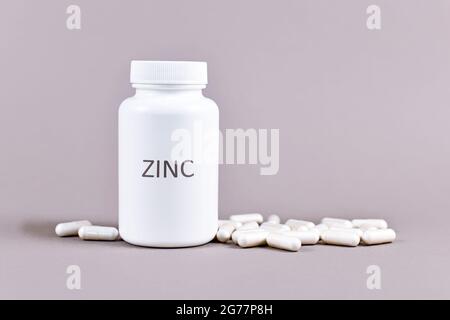Bouteille avec inscription au supplément minéral de zinc et capsules Banque D'Images
