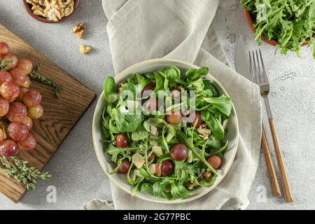 Salade de raisins rôtis, de pecorino, de noix et d'arugula. Accompagnement végétarien Thanksgiving. Banque D'Images