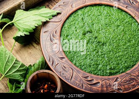 Soupe d'ortie verte d'été. Chowder aux orties fraîches. Soupe à la crème. Banque D'Images