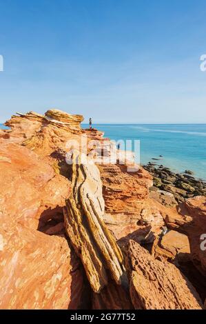 Vue verticale des falaises rouges du Pindon le long de la côte à la célèbre pointe Gantheaume, Broome, Australie occidentale, Australie occidentale, Australie occidentale Banque D'Images