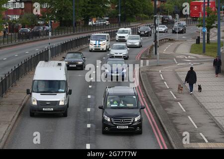 Photo du dossier datée du 29/4/2020 de la circulation sur l'A40 Western Avenue à Acton, dans le nord-ouest de Londres. Les primes d'assurance automobile ont chuté de 8.4% par an, la police moyenne coûtant 779 livres sterling, selon une analyse. Les primes sont en tendance à la baisse, généralement dans tous les groupes d'âge, a déclaré Consumer Intelligence, consultant en données. Date de publication : lundi 12 juillet 2021. Banque D'Images