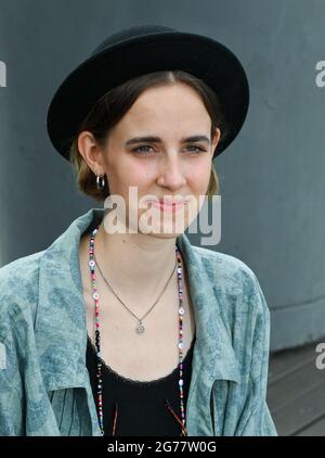 Berlin, Allemagne. 02 juillet 2021. Le futur rabbin Helene Braun lors d'une promenade à Kreuzberg au Tempodrom Berlin. Elle trouve "totalement faux" que le judaïsme n'est souvent discuté que dans les leçons d'histoire et seulement en relation avec l'Holocauste. L'étudiant de 24 ans du collège Abraham Geiger de Potsdam a déclaré dans une interview avec la Deutsche presse-Agentur que le judaïsme vivant devrait également être discuté plus en dehors des leçons d'histoire. (À dpa rabbin aspirant: Judaïsme pas seulement dans les leçons d'histoire) crédit: Jens Kalaene/dpa-Zentralbild/dpa/Alay Live News Banque D'Images