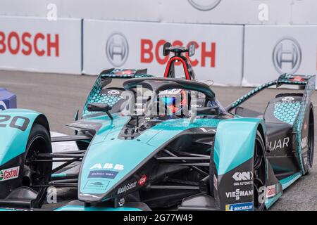 NEW YORK, NY - JUILLET 10 : Mitch Evans (voiture no 20) de ROKiT Jaguar Racing conduit pendant la qualification et le Super Pôle pour le Championnat ABB FIA de Formule E, New York City E-Prix Round 10, le 10 juillet 2021 dans le quartier de Brooklyn de New York. Crédit : Ron Adar/Alay Live News Banque D'Images