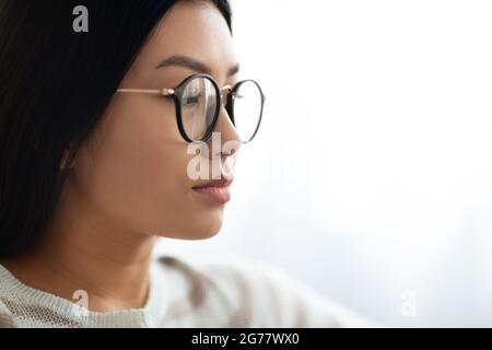 Gros plan Portrait de jeune femme asiatique en lunettes Banque D'Images