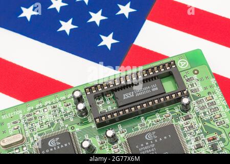 DRAPEAU US Stars and Stripes avec carte de circuit imprimé verte avec prise EPROM vide. Pour 2021, pénuries de puces informatiques intégrées, pénuries de semi-conducteurs. Banque D'Images