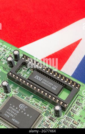 Drapeau jack Union UK avec carte de circuit imprimé verte avec prise EPROM vide. Pour 2021, pénuries de puces informatiques intégrées, pénuries de semi-conducteurs. Banque D'Images