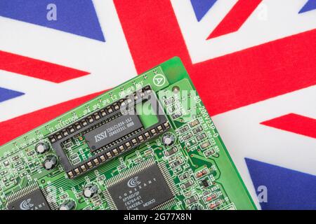 Drapeau jack Union UK avec carte de circuit imprimé verte avec prise EPROM vide. Pour 2021, pénuries de puces informatiques intégrées, pénuries de semi-conducteurs. Banque D'Images