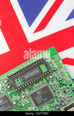 Drapeau jack Union UK avec carte de circuit imprimé verte avec prise EPROM vide. Pour 2021, pénuries de puces informatiques intégrées, pénuries de semi-conducteurs. Banque D'Images