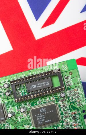 Drapeau jack Union UK avec carte de circuit imprimé verte avec prise EPROM vide. Pour 2021, pénuries de puces informatiques intégrées, pénuries de semi-conducteurs. Banque D'Images