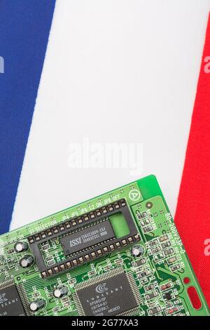 Drapeau tricolore français avec carte de circuit imprimé verte avec prise EPROM vide. Pour 2021, pénuries de puces informatiques intégrées, pénuries de semi-conducteurs. Banque D'Images