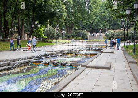 Tbilissi, Géorgie - 11 juillet 2021 : fontaine dans le parc Banque D'Images