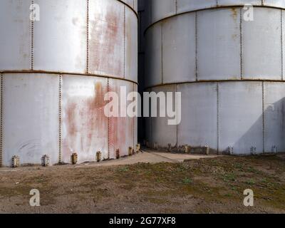 Les bases de trémies à grains métalliques dans un élévateur à grains dans le sud-est de Washington, aux États-Unis Banque D'Images