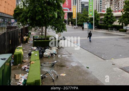 Wembley Park, Royaume-Uni. 12 juillet 2021. Des milliers de fans d'Angleterre ont quitté le parc Wembley couvert de détritus et sentant comme une brasserie après le comportement ahurant d'hier, avant, pendant et après la finale Euro 2020 entre l'Italie et l'Angleterre au stade Wembley. L'équipe de nettoyage a travaillé tout au long de la nuit pour ranger les déchets, y compris les drapeaux jetés, les panneaux, les bouteilles de bière et les canettes, les sacs en verre et en plastique cassés. Amanda Rose/Alamy Live News Banque D'Images