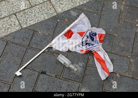 Wembley Park, Royaume-Uni. 12 juillet 2021. Des milliers de fans d'Angleterre ont quitté le parc Wembley couvert de détritus et sentant comme une brasserie après le comportement ahurant d'hier, avant, pendant et après la finale Euro 2020 entre l'Italie et l'Angleterre au stade Wembley. L'équipe de nettoyage a travaillé tout au long de la nuit pour ranger les déchets, y compris les drapeaux jetés, les panneaux, les bouteilles de bière et les canettes, les sacs en verre et en plastique cassés. Amanda Rose/Alamy Live News Banque D'Images