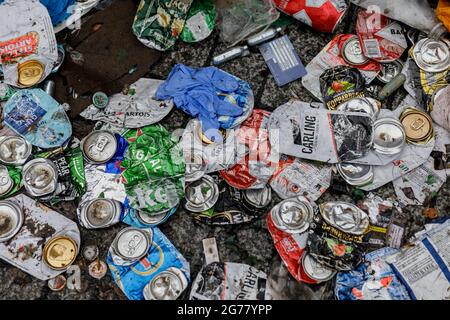 Wembley Park, Royaume-Uni. 12 juillet 2021. Des milliers de fans d'Angleterre ont quitté le parc Wembley couvert de détritus et sentant comme une brasserie après le comportement ahurant d'hier, avant, pendant et après la finale Euro 2020 entre l'Italie et l'Angleterre au stade Wembley. L'équipe de nettoyage a travaillé tout au long de la nuit pour ranger les déchets, y compris les drapeaux jetés, les panneaux, les bouteilles de bière et les canettes, les sacs en verre et en plastique cassés. Amanda Rose/Alamy Live News Banque D'Images