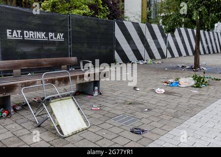 Wembley Park, Royaume-Uni. 12 juillet 2021. Des milliers de fans d'Angleterre ont quitté le parc Wembley couvert de détritus et sentant comme une brasserie après le comportement ahurant d'hier, avant, pendant et après la finale Euro 2020 entre l'Italie et l'Angleterre au stade Wembley. L'équipe de nettoyage a travaillé tout au long de la nuit pour ranger les déchets, y compris les drapeaux jetés, les panneaux, les bouteilles de bière et les canettes, les sacs en verre et en plastique cassés. Amanda Rose/Alamy Live News Banque D'Images