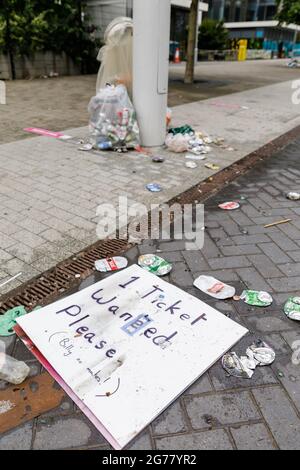 Wembley Park, Royaume-Uni. 12 juillet 2021. Des milliers de fans d'Angleterre ont quitté le parc Wembley couvert de détritus et sentant comme une brasserie après le comportement ahurant d'hier, avant, pendant et après la finale Euro 2020 entre l'Italie et l'Angleterre au stade Wembley. L'équipe de nettoyage a travaillé tout au long de la nuit pour ranger les déchets, y compris les drapeaux jetés, les panneaux, les bouteilles de bière et les canettes, les sacs en verre et en plastique cassés. Amanda Rose/Alamy Live News Banque D'Images