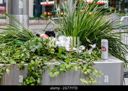 Wembley Park, Royaume-Uni. 12 juillet 2021. Des milliers de fans d'Angleterre ont quitté le parc Wembley couvert de détritus et sentant comme une brasserie après le comportement ahurant d'hier, avant, pendant et après la finale Euro 2020 entre l'Italie et l'Angleterre au stade Wembley. Amanda Rose/Alamy Live News Banque D'Images