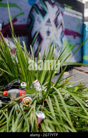 Wembley Park, Royaume-Uni. 12 juillet 2021. Des milliers de fans d'Angleterre ont quitté le parc Wembley couvert de détritus et sentant comme une brasserie après le comportement ahurant d'hier, avant, pendant et après la finale Euro 2020 entre l'Italie et l'Angleterre au stade Wembley. Amanda Rose/Alamy Live News Banque D'Images