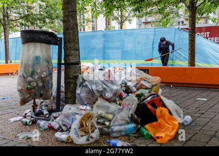 Wembley Park, Royaume-Uni. 12 juillet 2021. Des milliers de fans d'Angleterre ont quitté le parc Wembley couvert de détritus et sentant comme une brasserie après le comportement ahurant d'hier, avant, pendant et après la finale Euro 2020 entre l'Italie et l'Angleterre au stade Wembley. L'équipe de nettoyage a travaillé tout au long de la nuit pour ranger les déchets, y compris les drapeaux jetés, les panneaux, les bouteilles de bière et les canettes, les sacs en verre et en plastique cassés. Amanda Rose/Alamy Live News Banque D'Images