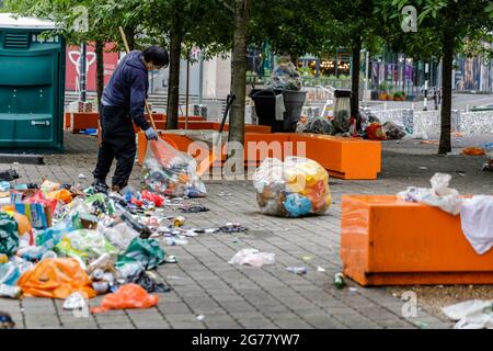 Wembley Park, Royaume-Uni. 12 juillet 2021. Des milliers de fans d'Angleterre ont quitté le parc Wembley couvert de détritus et sentant comme une brasserie après le comportement ahurant d'hier, avant, pendant et après la finale Euro 2020 entre l'Italie et l'Angleterre au stade Wembley. L'équipe de nettoyage a travaillé tout au long de la nuit pour ranger les déchets, y compris les drapeaux jetés, les panneaux, les bouteilles de bière et les canettes, les sacs en verre et en plastique cassés. Amanda Rose/Alamy Live News Banque D'Images