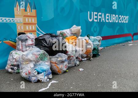 Wembley Park, Royaume-Uni. 12 juillet 2021. Des milliers de fans d'Angleterre ont quitté le parc Wembley couvert de détritus et sentant comme une brasserie après le comportement ahurant d'hier, avant, pendant et après la finale Euro 2020 entre l'Italie et l'Angleterre au stade Wembley. L'équipe de nettoyage a travaillé tout au long de la nuit pour ranger les déchets, y compris les drapeaux jetés, les panneaux, les bouteilles de bière et les canettes, les sacs en verre et en plastique cassés. Amanda Rose/Alamy Live News Banque D'Images