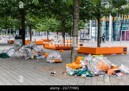 Wembley Park, Royaume-Uni. 12 juillet 2021. Des milliers de fans d'Angleterre ont quitté le parc Wembley couvert de détritus et sentant comme une brasserie après le comportement ahurant d'hier, avant, pendant et après la finale Euro 2020 entre l'Italie et l'Angleterre au stade Wembley. L'équipe de nettoyage a travaillé tout au long de la nuit pour ranger les déchets, y compris les drapeaux jetés, les panneaux, les bouteilles de bière et les canettes, les sacs en verre et en plastique cassés. Amanda Rose/Alamy Live News Banque D'Images