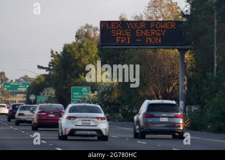 Un message d'avertissement Flex Alert sur un panneau de messages CalTrans sur l'autoroute Interstate 710, dimanche 11 juillet 2021, à long Beach, Calif. = Banque D'Images