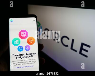 Personne détenant un smartphone avec la page Web de la société de paiement américaine Circle Internet Financial Ltd à l'écran avec logo. Concentrez-vous sur le centre de l'écran du téléphone. Banque D'Images