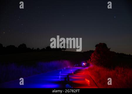 CountryRoads illuminés en couleurs après minuit Banque D'Images
