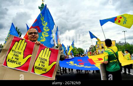Manifestation "non à la criminalisation de la Kabylie" à Paris, France, le 11 juillet 2021. Contre le racisme anti-Kabyle en Algérie et contre l'emprisonnement de dizaines de manifestants pour avoir simplement agité le drapeau amazigh. Photo par Karim ait Adjedjou/avenir Pictures/ABACAPRESS.COM Banque D'Images