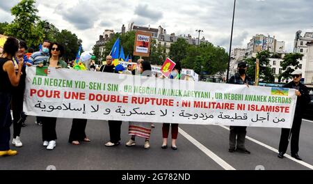 Manifestation "non à la criminalisation de la Kabylie" à Paris, France, le 11 juillet 2021. Contre le racisme anti-Kabyle en Algérie et contre l'emprisonnement de dizaines de manifestants pour avoir simplement agité le drapeau amazigh. Photo par Karim ait Adjedjou/avenir Pictures/ABACAPRESS.COM Banque D'Images